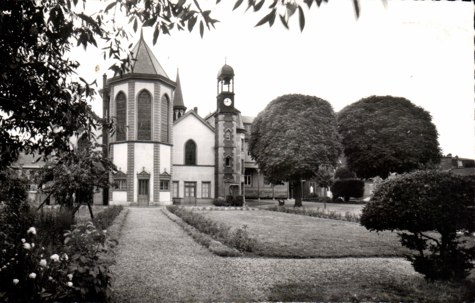 Maison Mère du Bon Secours à Troyes — Abside de la chapelle et le jardin — Photo CPAPHIL