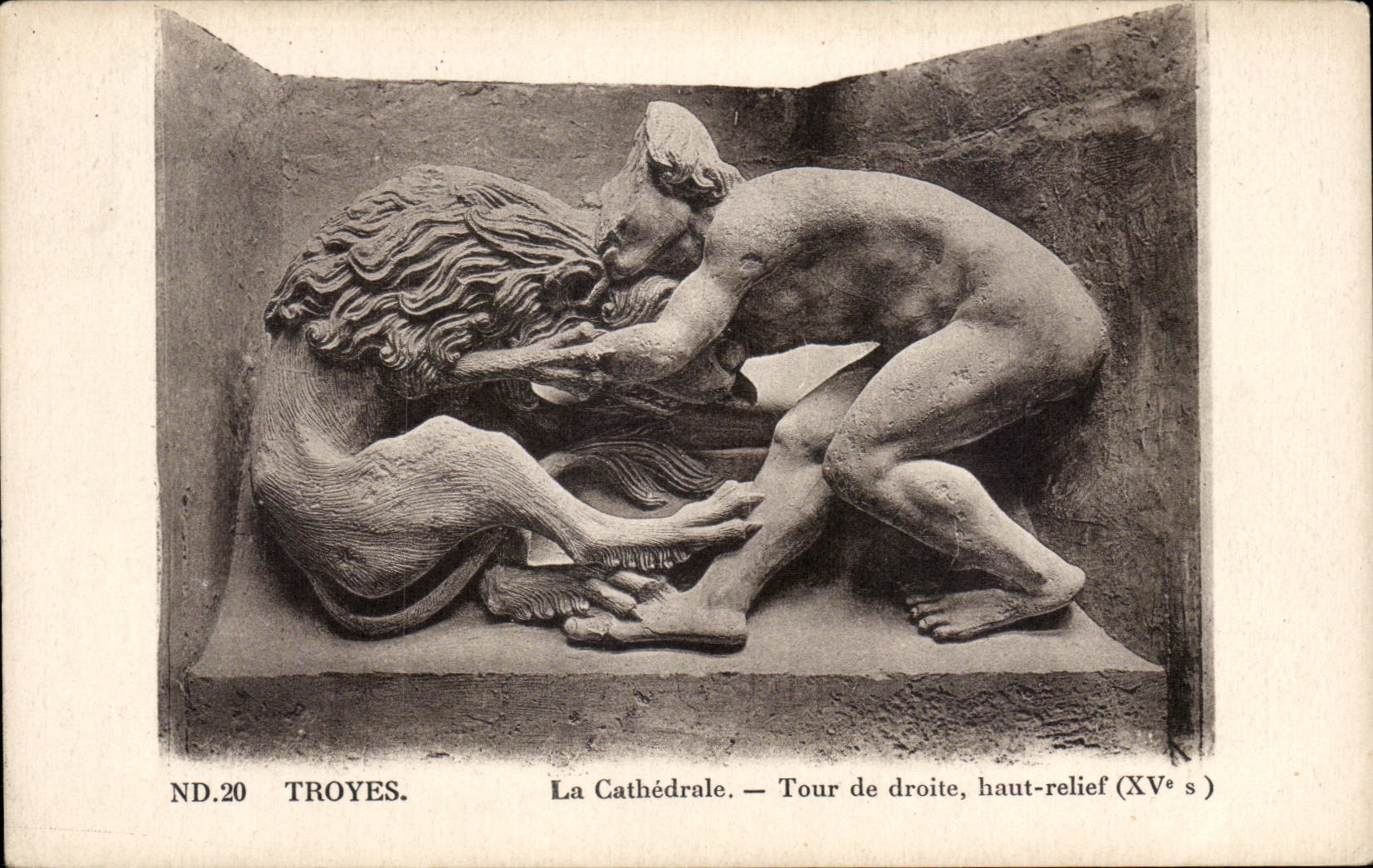 Troyes CPA La cathedrale Tour de droite haut relief