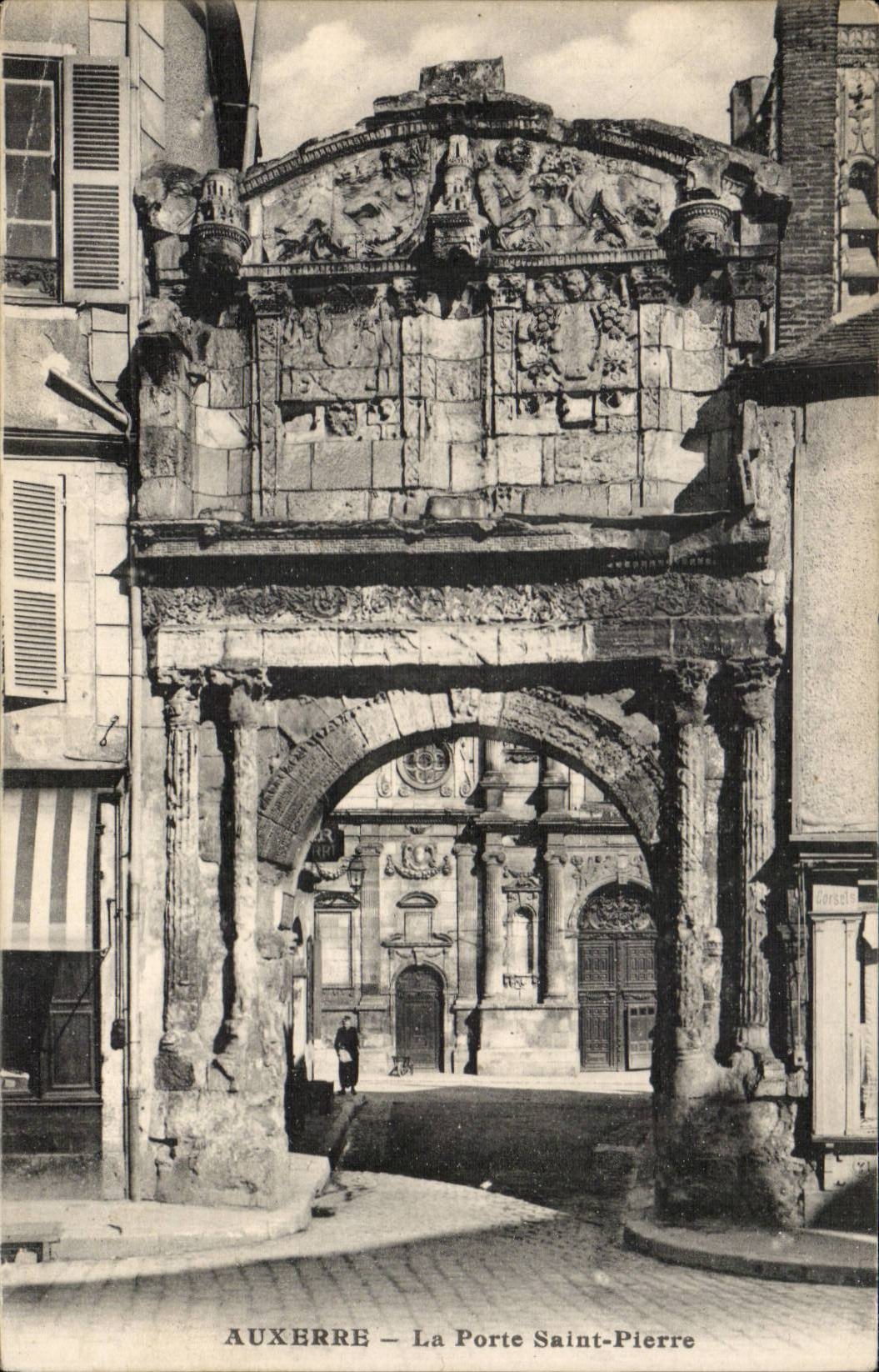 CPA Auxerre La porte Saint Pierre