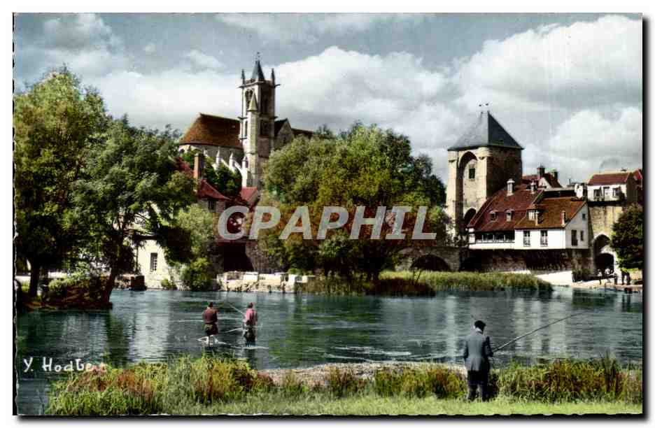CPSM Moret sur Loing Ouverture de la peche sur le loing Eglise Notre Dame et la porte de Bourgogne