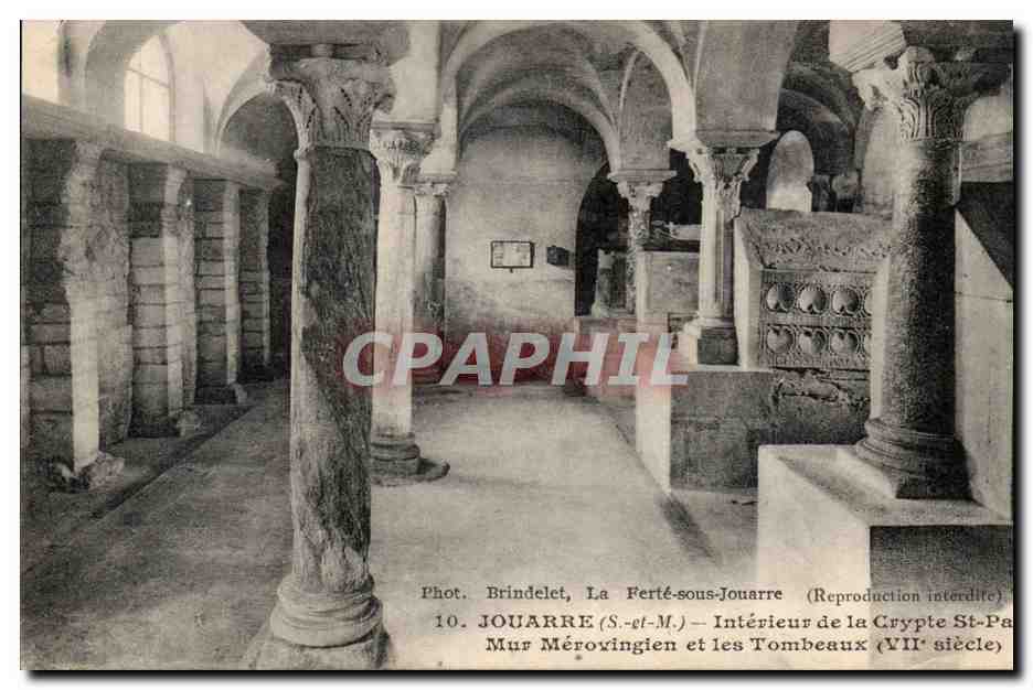 Jouarre (S.-et-M.) — Innenansicht der Kirche Saint-Paul — Merowinger-Mauer und Grabstätten (7. Jahrhundert)
