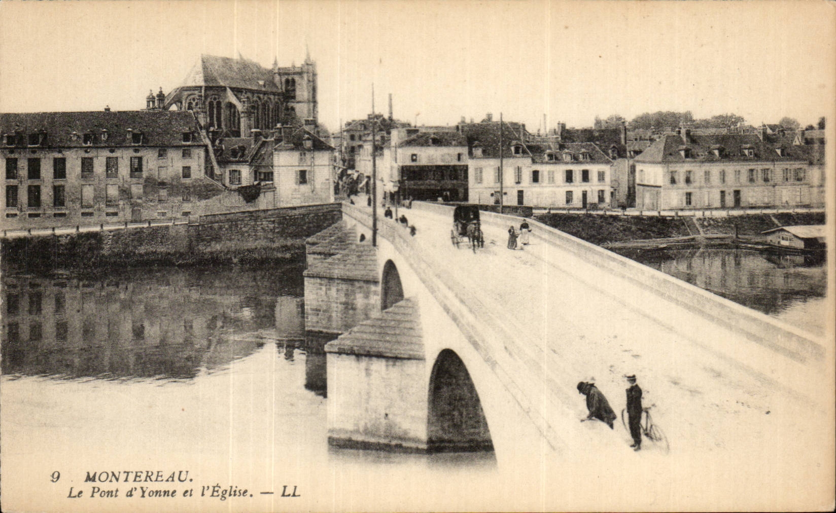 CPA Montereau Le pont d'Yonne et l'eglise
