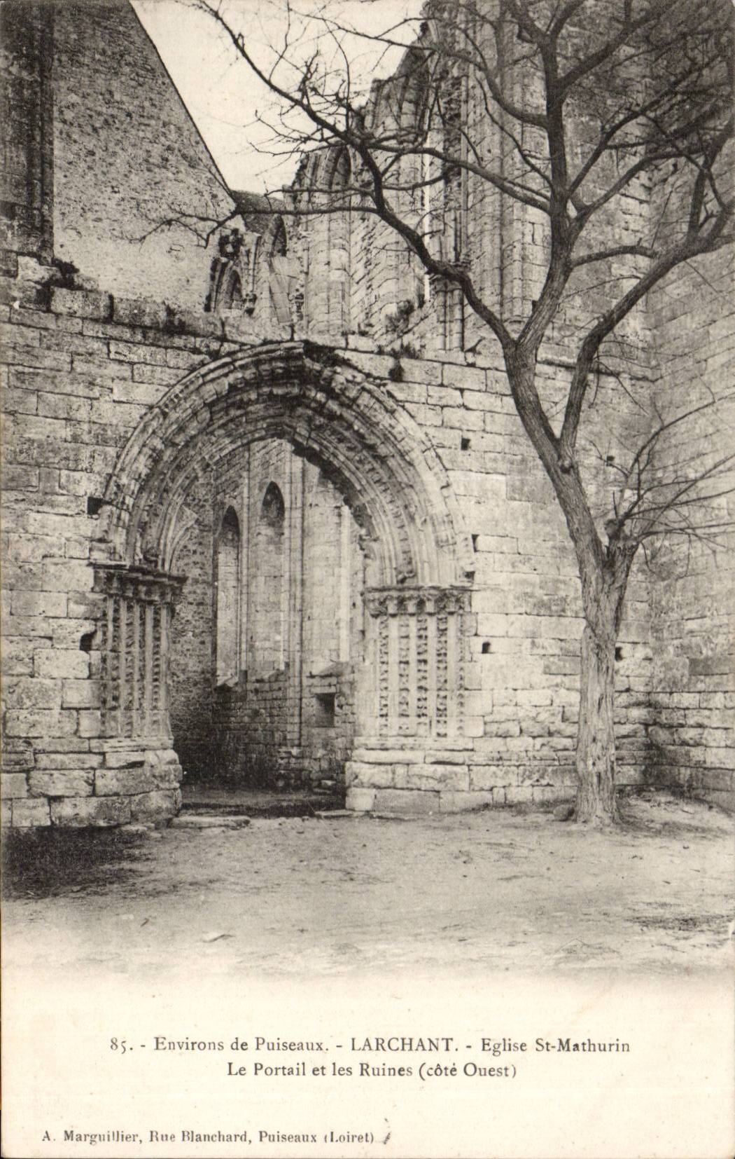 Ruines de l'église Saint-Mathurin à Puisieux - Portail et ruines côté ouest — A. Marguillier, Rue Blanchard, Puisieux (Loiret)