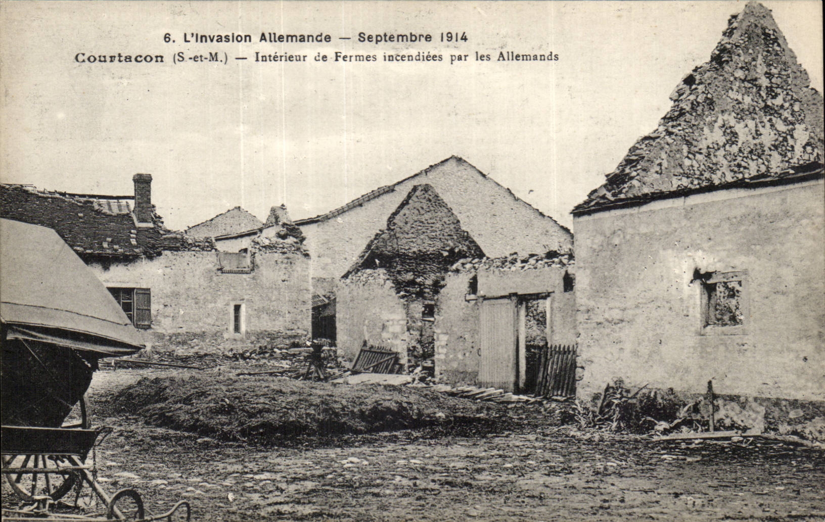 Courtacon (S.-et-M.) — Intérieur de fermes incendiées par les Allemands — Septembre 1914