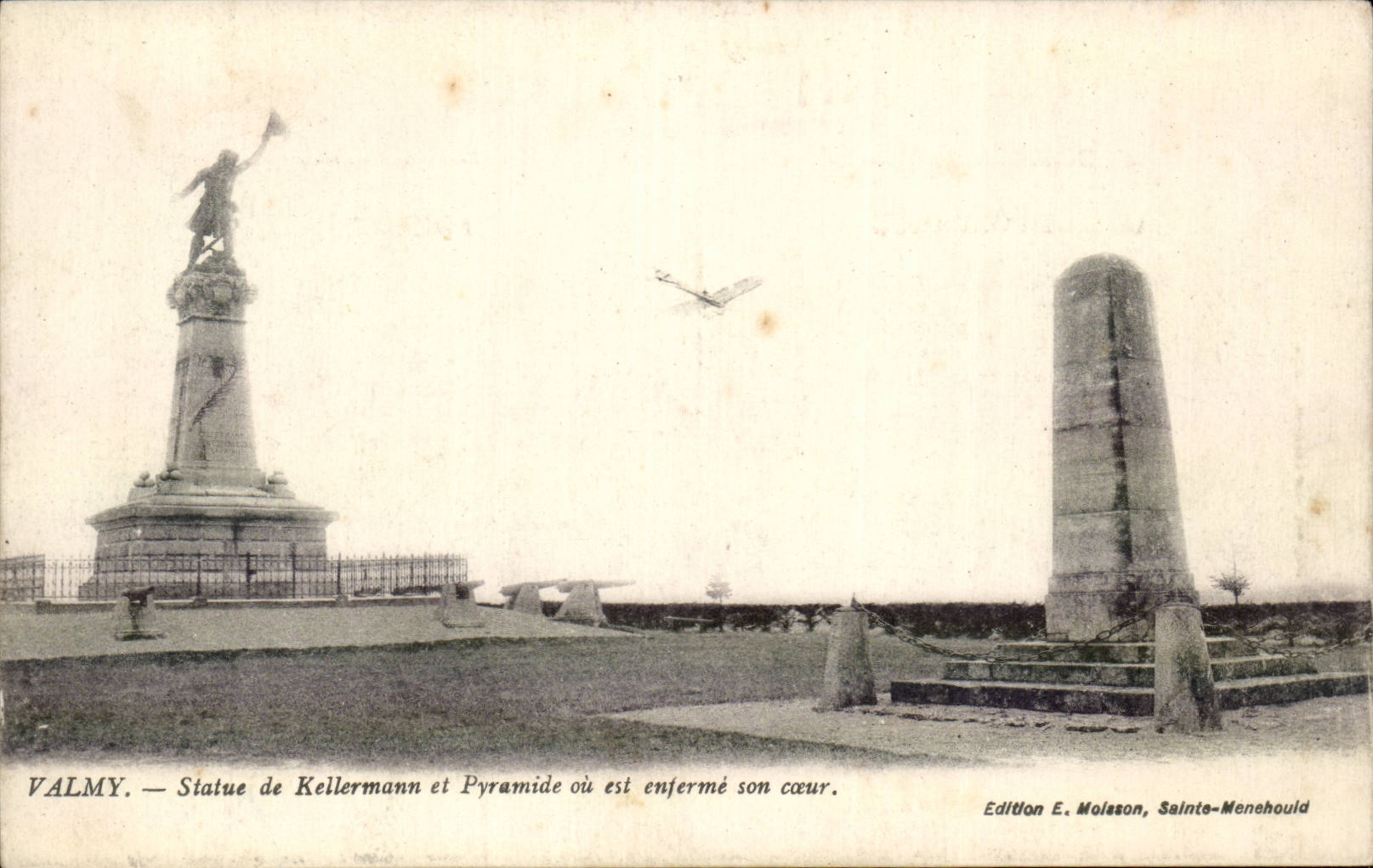 CPA Valmy Statue de Kellermann et pyramide ou est enferme son coeur Avion Aeroplane