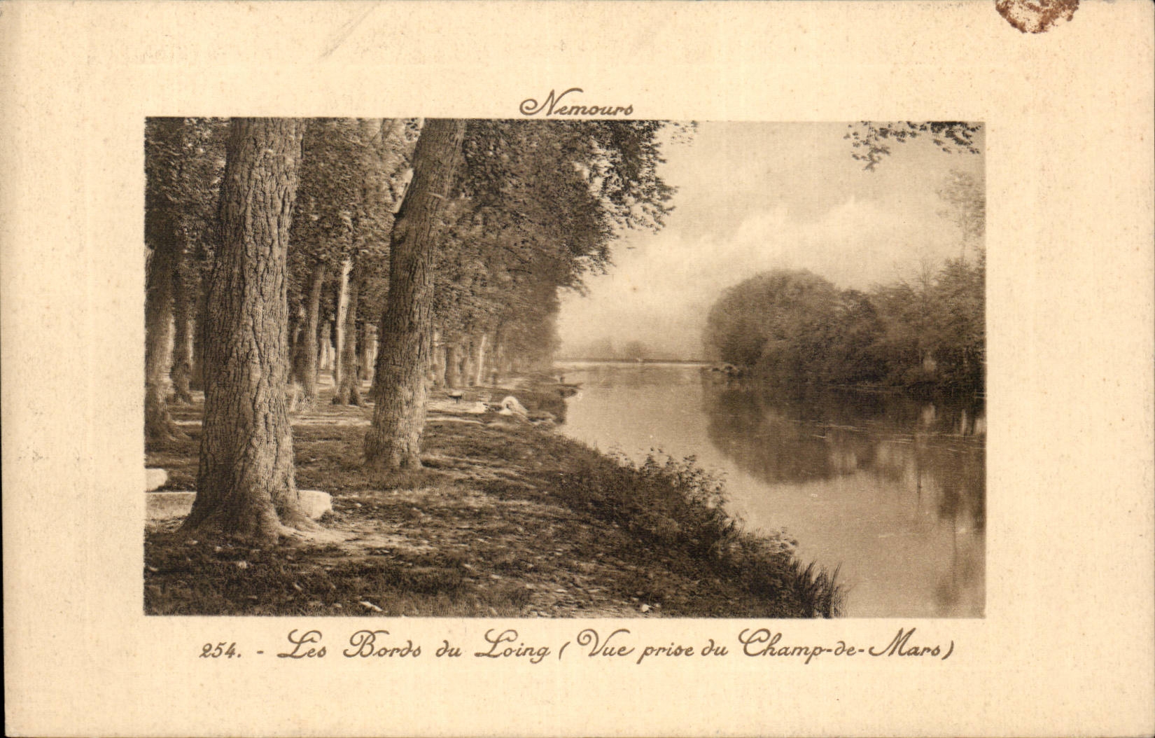 CPA Nemours Les bords du Loing Vue prise du champ de Mars