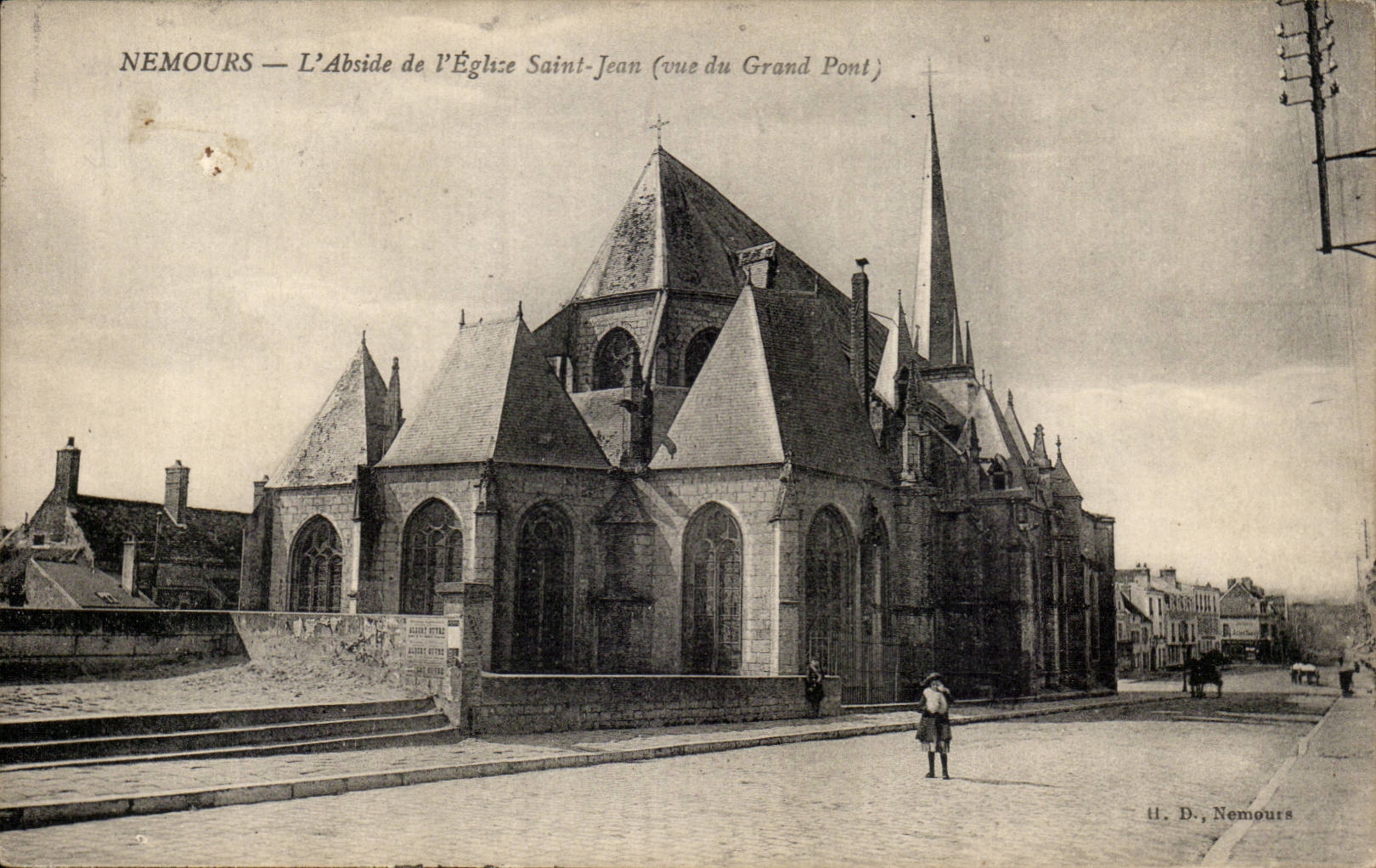 CPA Nemours L'abside de l'eglise Saint Jean (vue du grand pont)