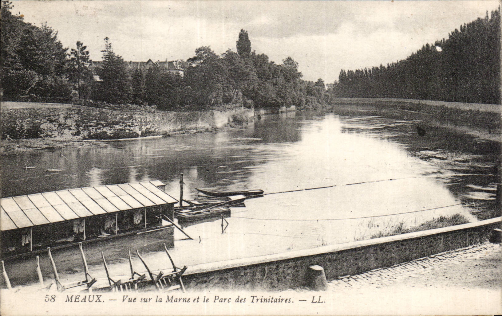 CPA Meaux Vue sur la Marne et le parc des Trinitaires