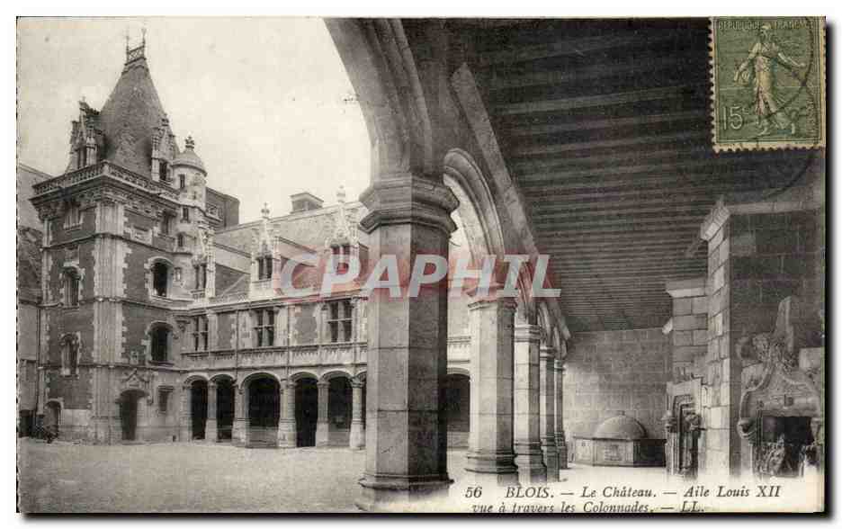 Blois CPA Le chateuea Aile Louis XII vue a travers les colonnades