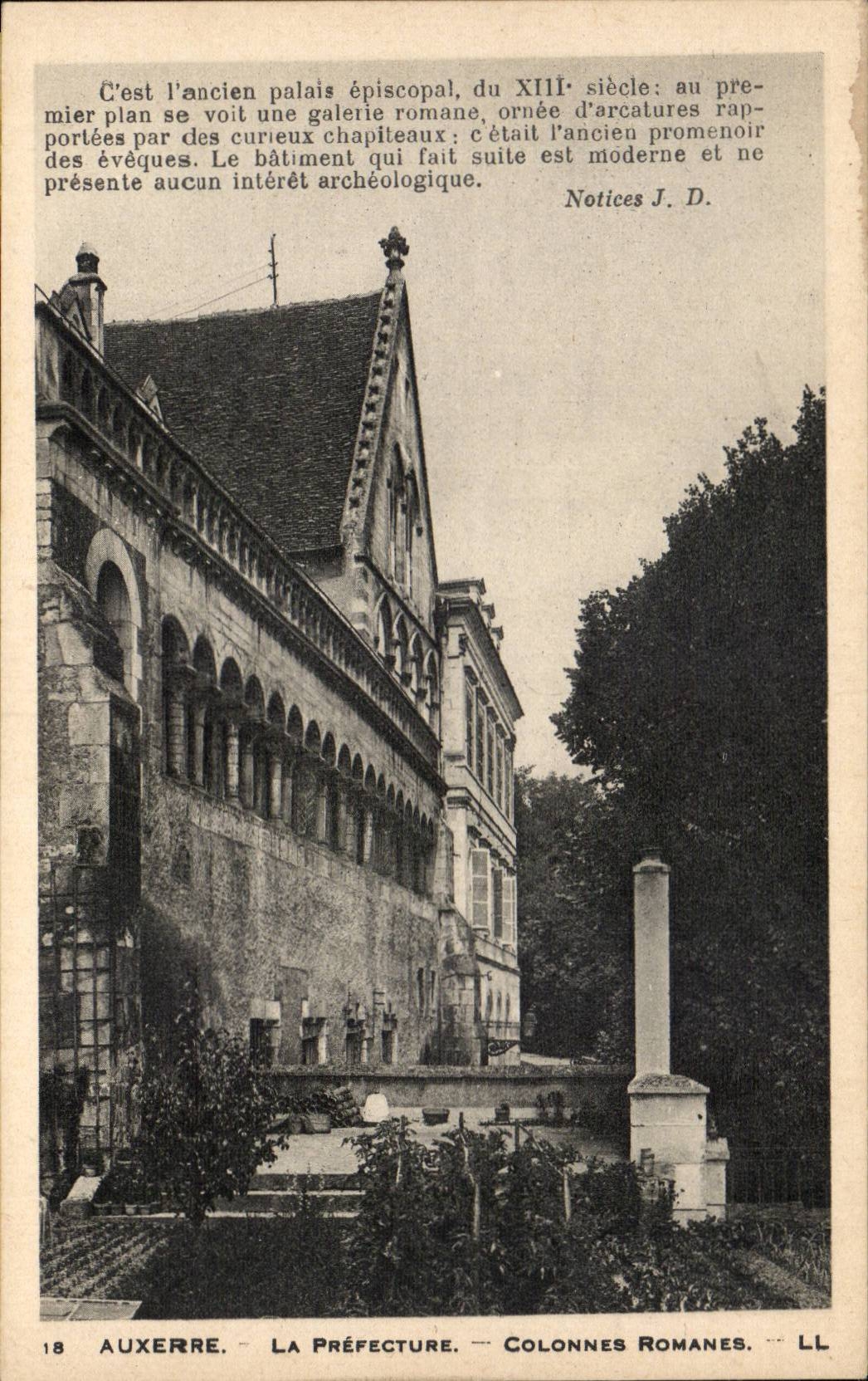 CPA Auxerre La Prefecture Colonnes romanes