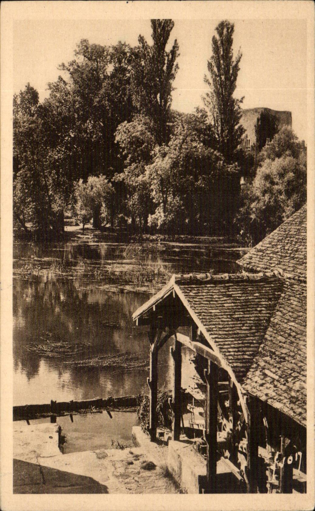 Moret-sur-Loing — Vieux moulin au bord du Loing, dans le fond, le donjon (XVIe siècle) — Les Éditions d'Art Manuel
