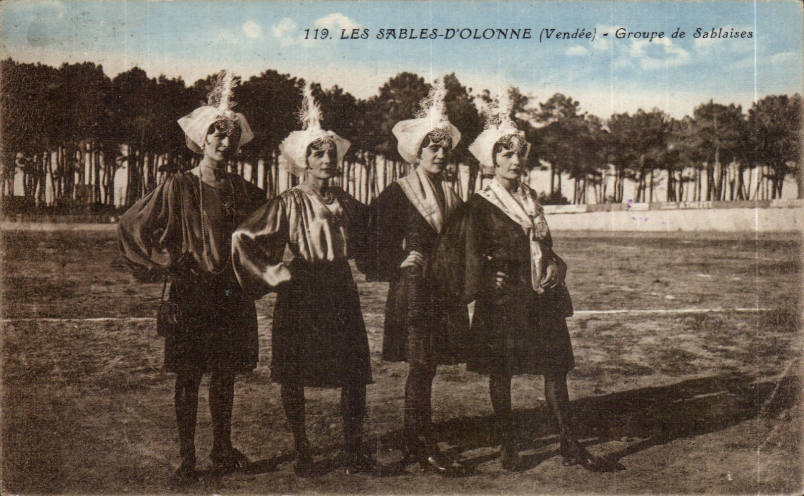 Les Sables-d'Olonne (Vendée) — Groupe de Sablaises — Phototype Jean-Poirtin, Montaing
