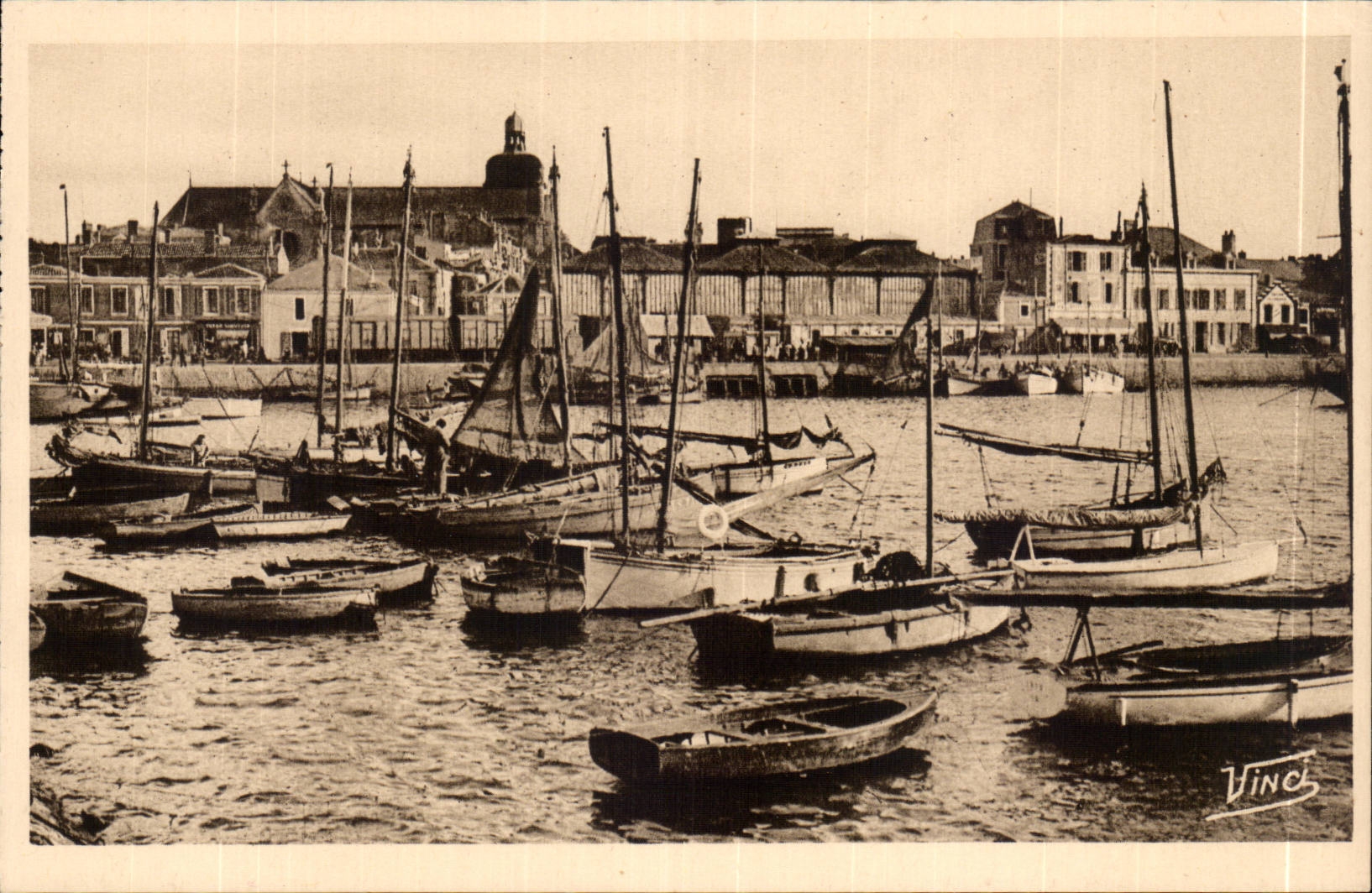 CPA Les Sables d'Olonne Le port et l'eglise Notre Dame
