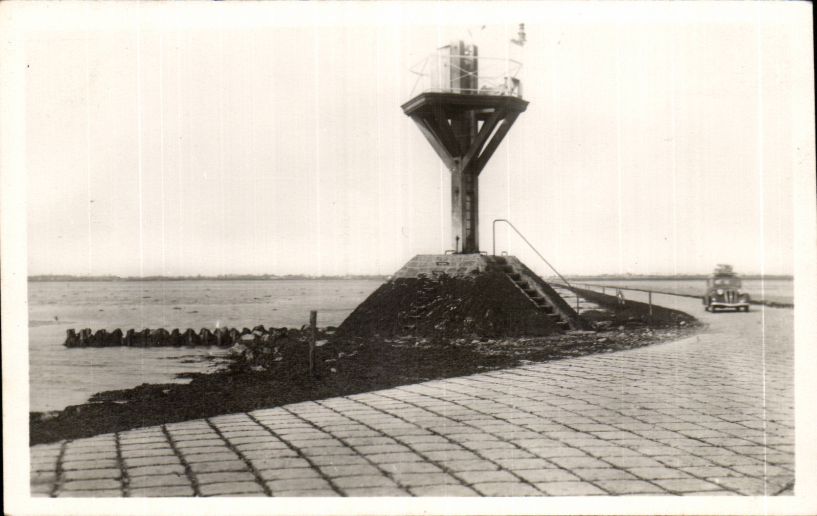 Ile de Noirmoutier — Le Gois reliant l'île au continent — Édit. NOZAÏS, 18, Avenue du Coteau - NANTES