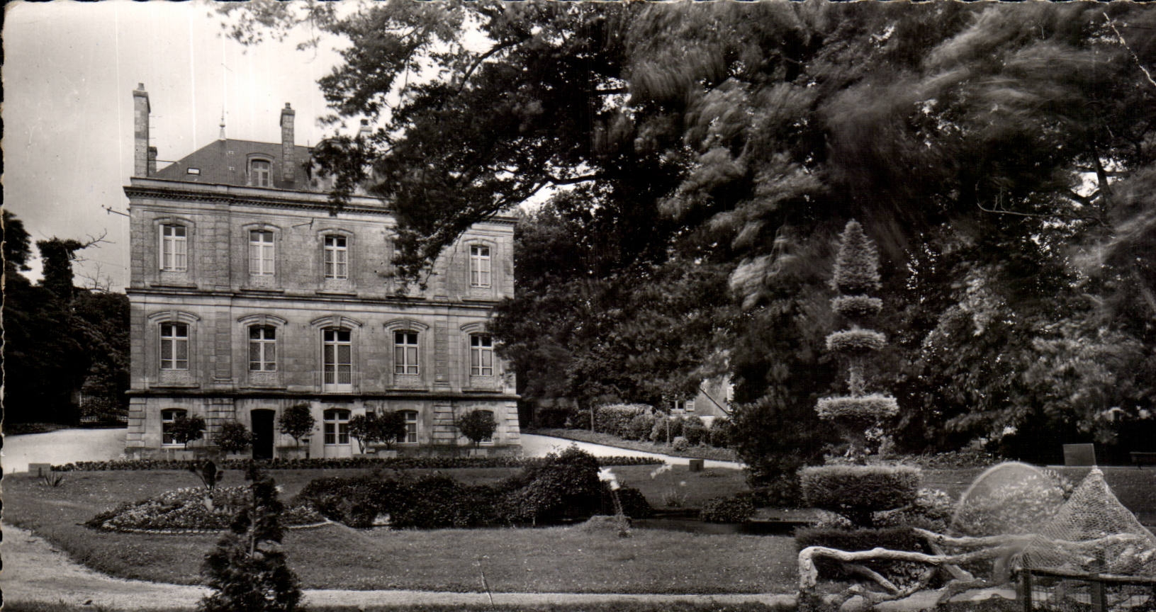 CPSM Fontenay le Comte L'hotel de ville et le jardin public