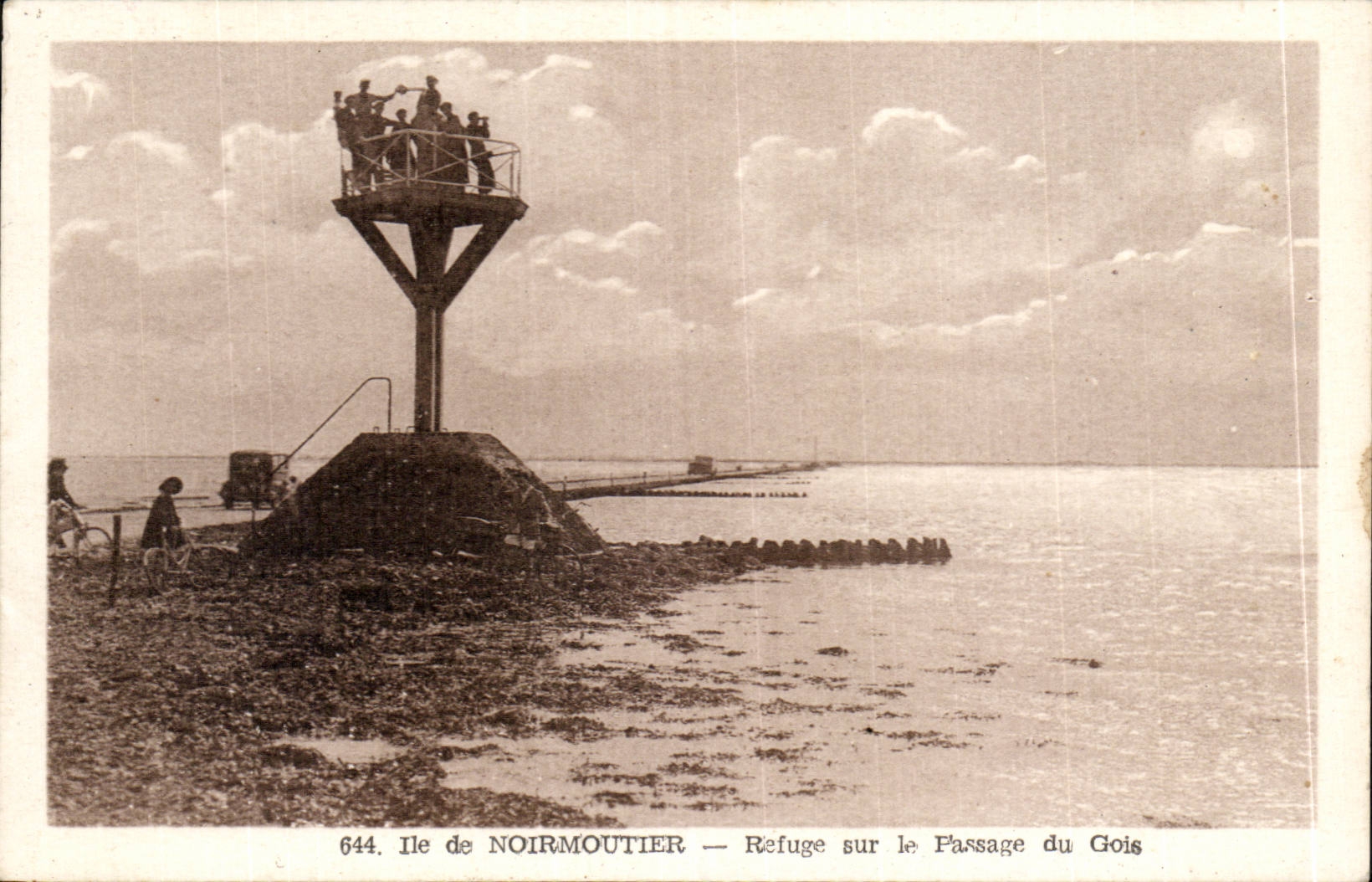 CPA ile de Noirmoutier Refuge sur le passage du Gois