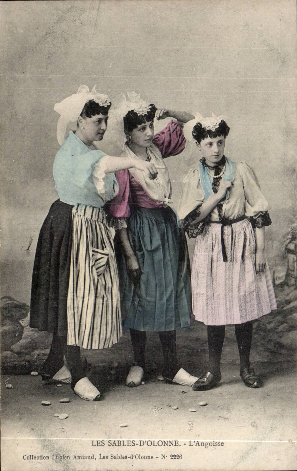 CPA Les Sables D'olonne L'angoisse Folklore Costume