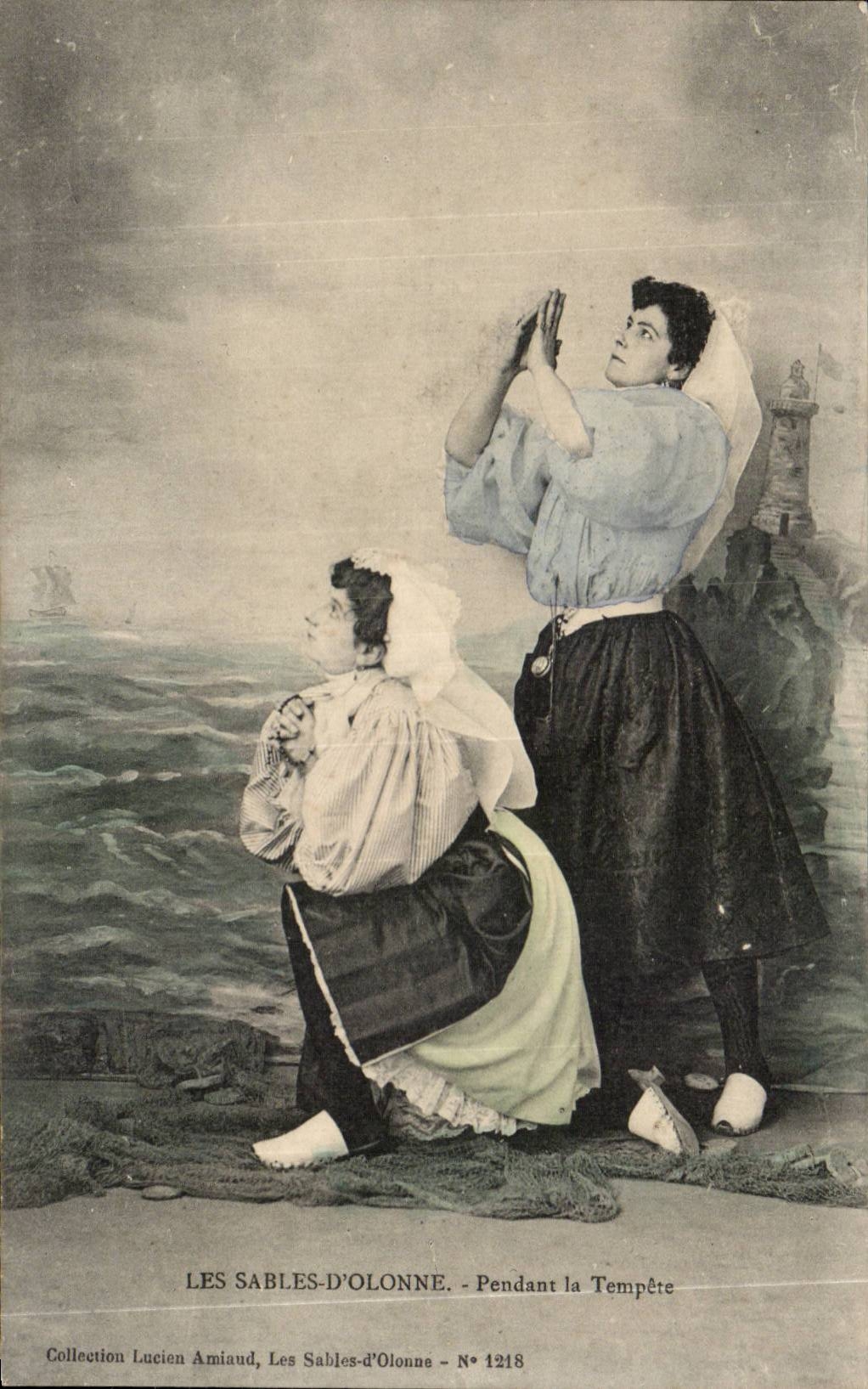CPA Les Sables D'olonne Pendant la tempete Folklore Costume