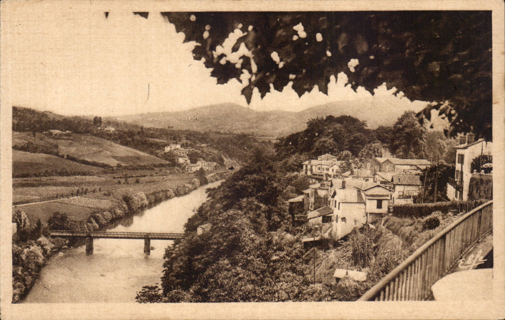 Cambo-les-Bains — Vue plongeante sur la Nive — Éditions Océan, Toulouse