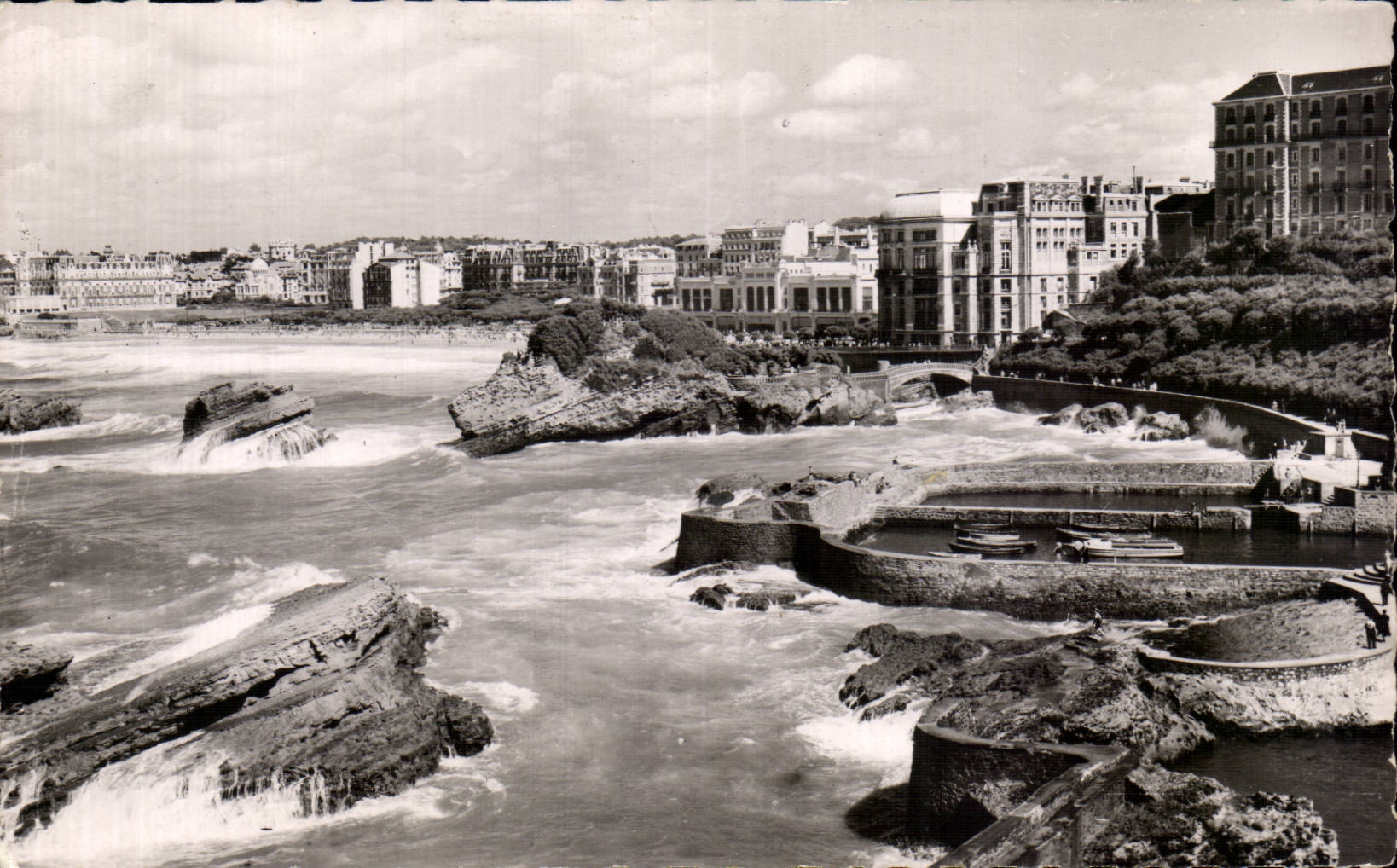 Harritz — Le Port des Pêcheurs et le Casino — Réal Photo, Paris