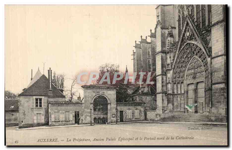 CPA Auxerre La prefecture Ancien palais episcopal et le portail nord de la cathedrale