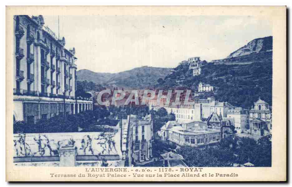 CPA Royat Terrasse du Royal Palace Vue sur la Place Allard et le paradis