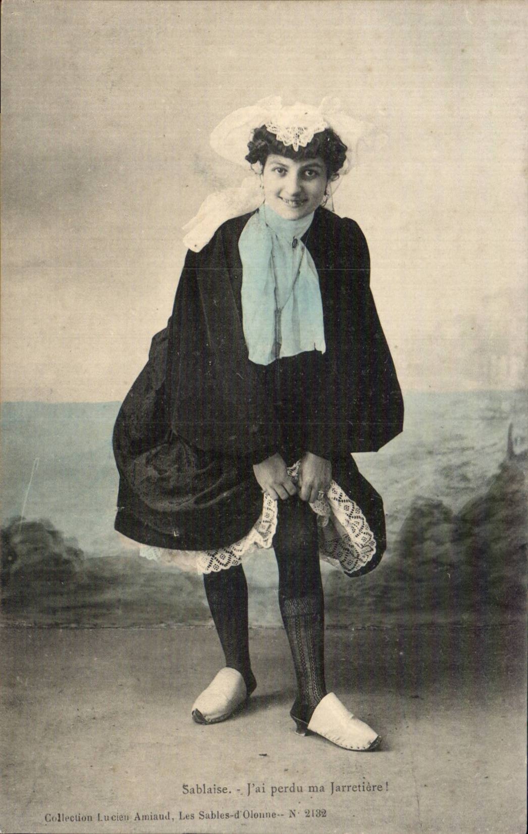 CPA Sablaise J'ai perdu ma Jarretiere Folklore Costume