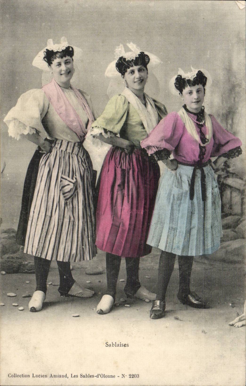 CPA Sablaises Folklore Costume