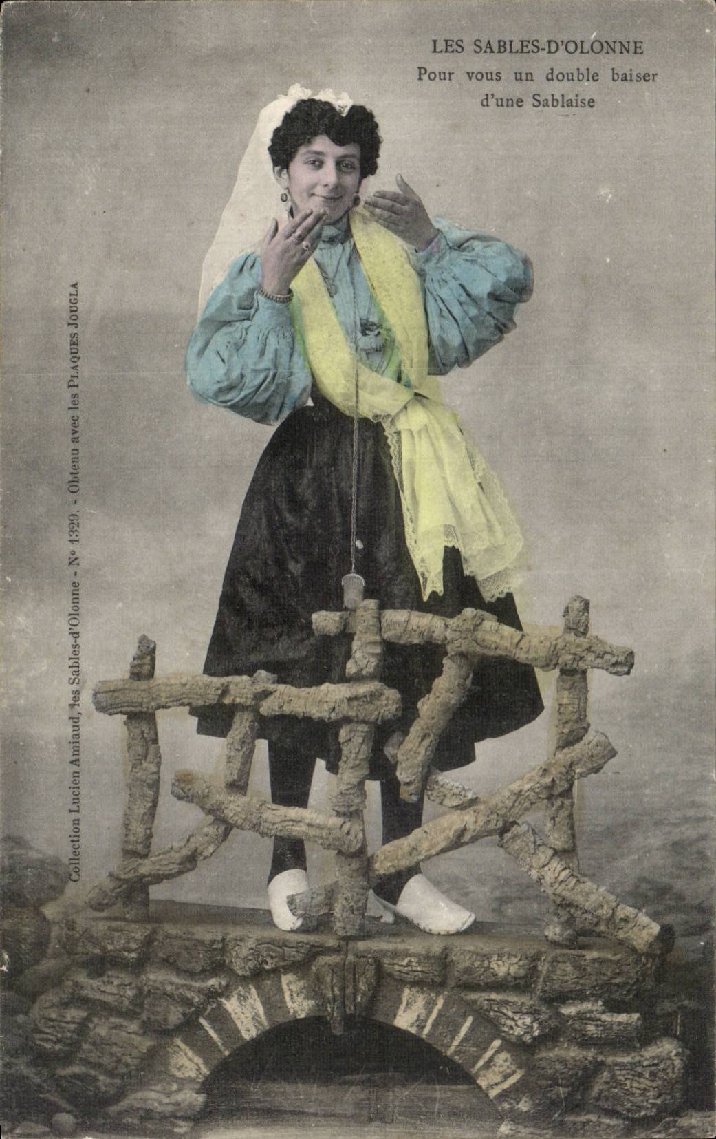 CPA Sables d'olonne Sablaise Folklore Costume