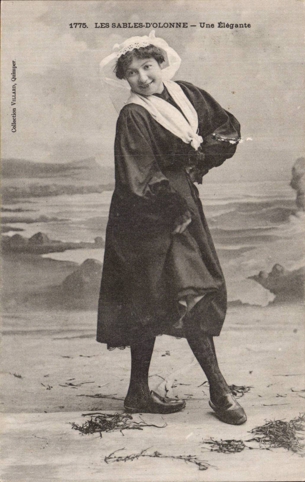 CPA Sables d'olonne Sablaise Une elegante Folklore Costume