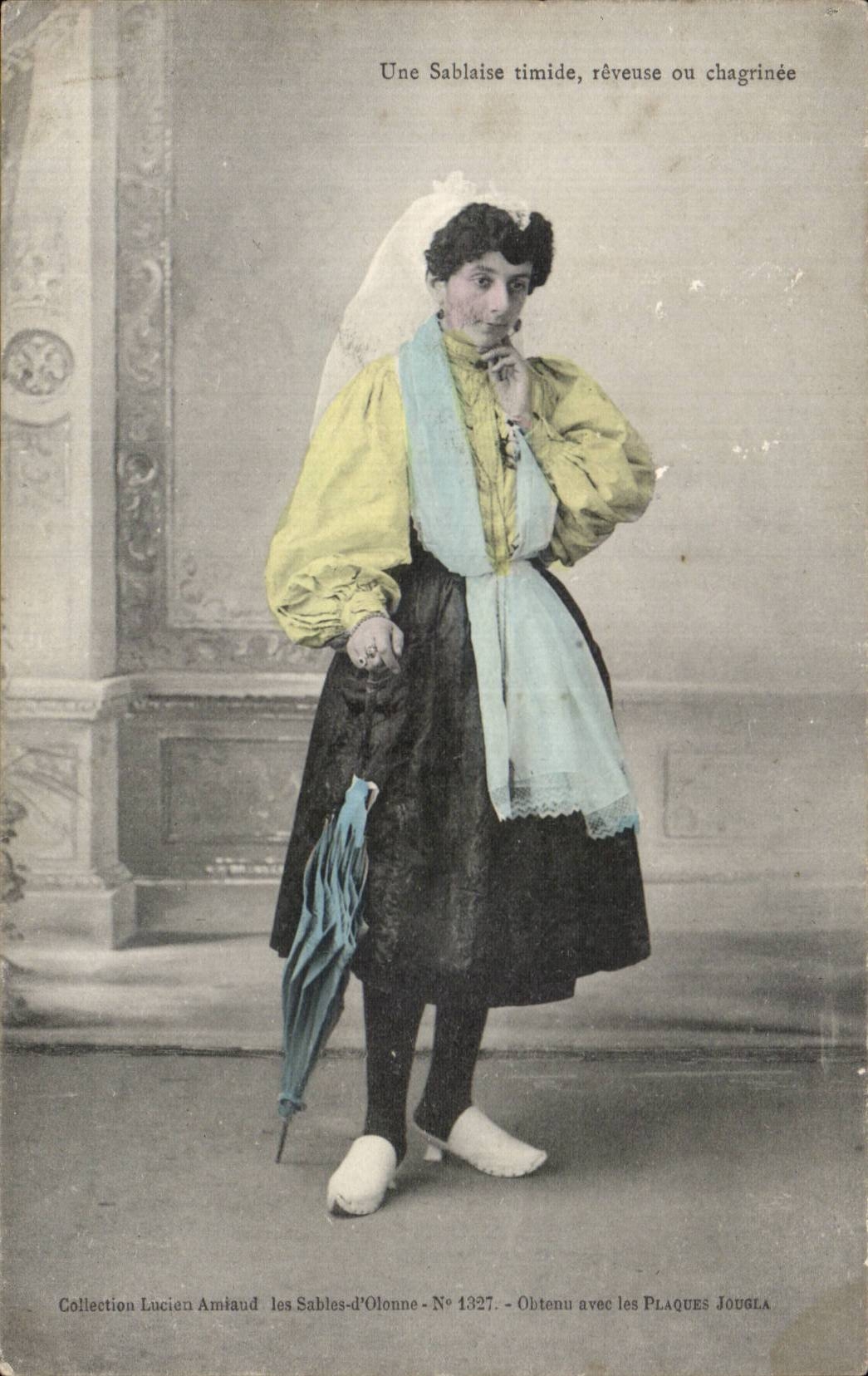 CPA Sables d'olonne Sablaise Folklore Costume