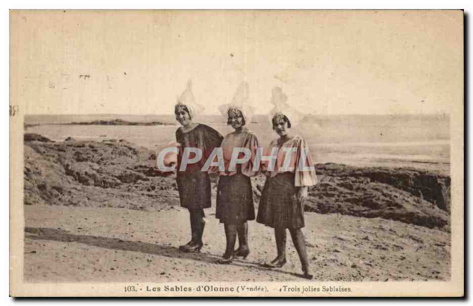 CPA Sables d'olonne Sablaise s Folklore Costume