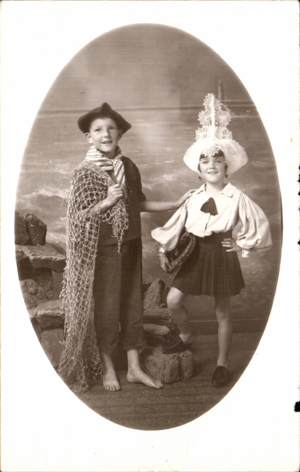 Deux enfants en costume de pêcheurs — studio — éditeur Lulbin, n° 38