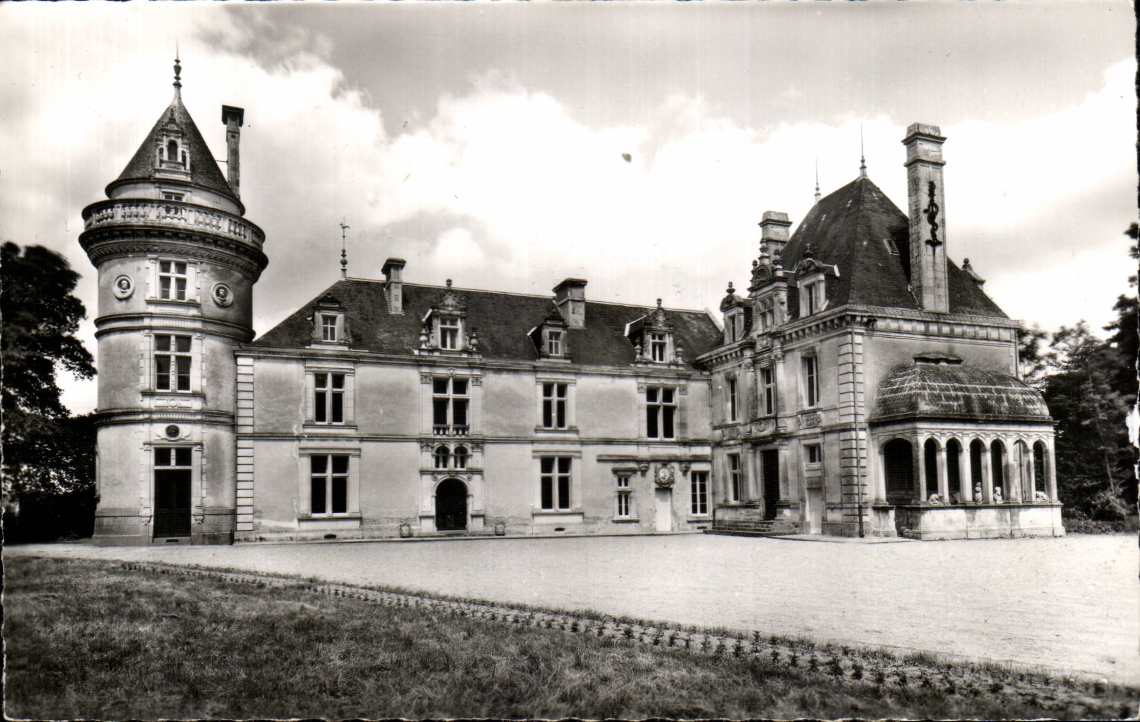Château de la Court d'Aron — St-Cyr-en-Talmont (Vendée) — Éditions FALAISE