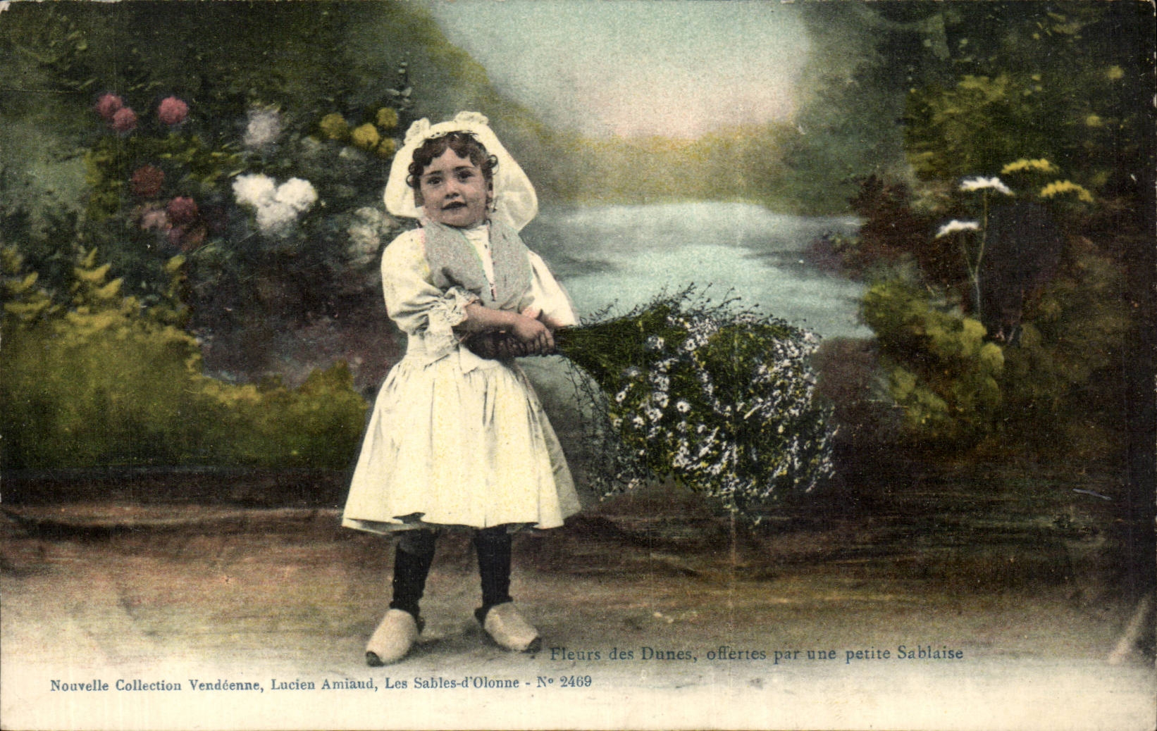 Fleurs des Dunes, offertes par une petite Sablaise — Lucien Amiaud, Les Sables-d'Olonne - N° 2469