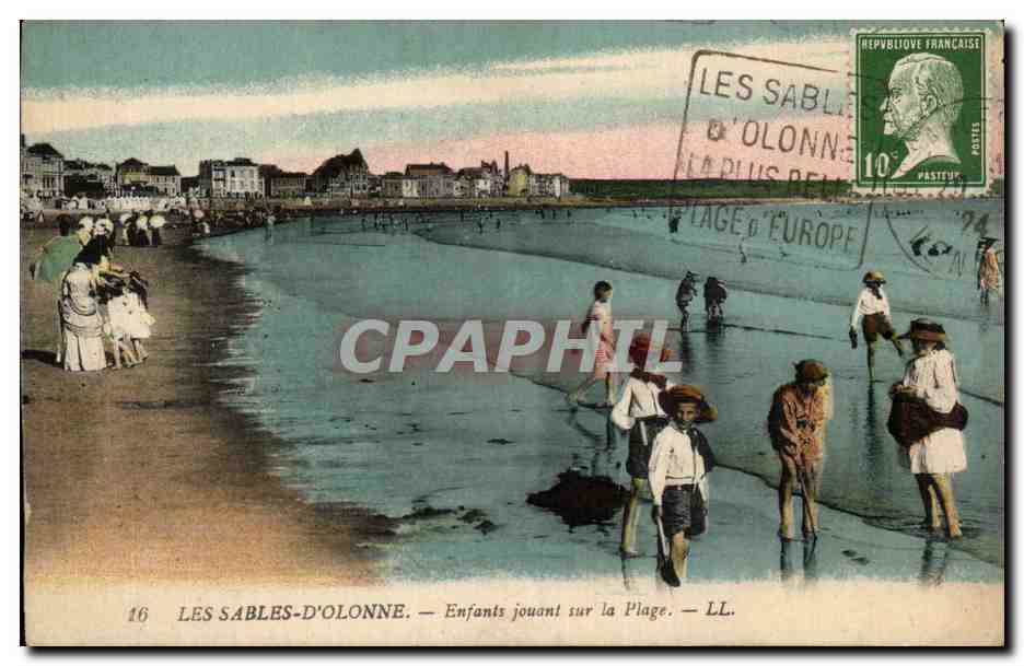 Les Sables-d'Olonne — Enfants jouant sur la Plage — LL. n°16