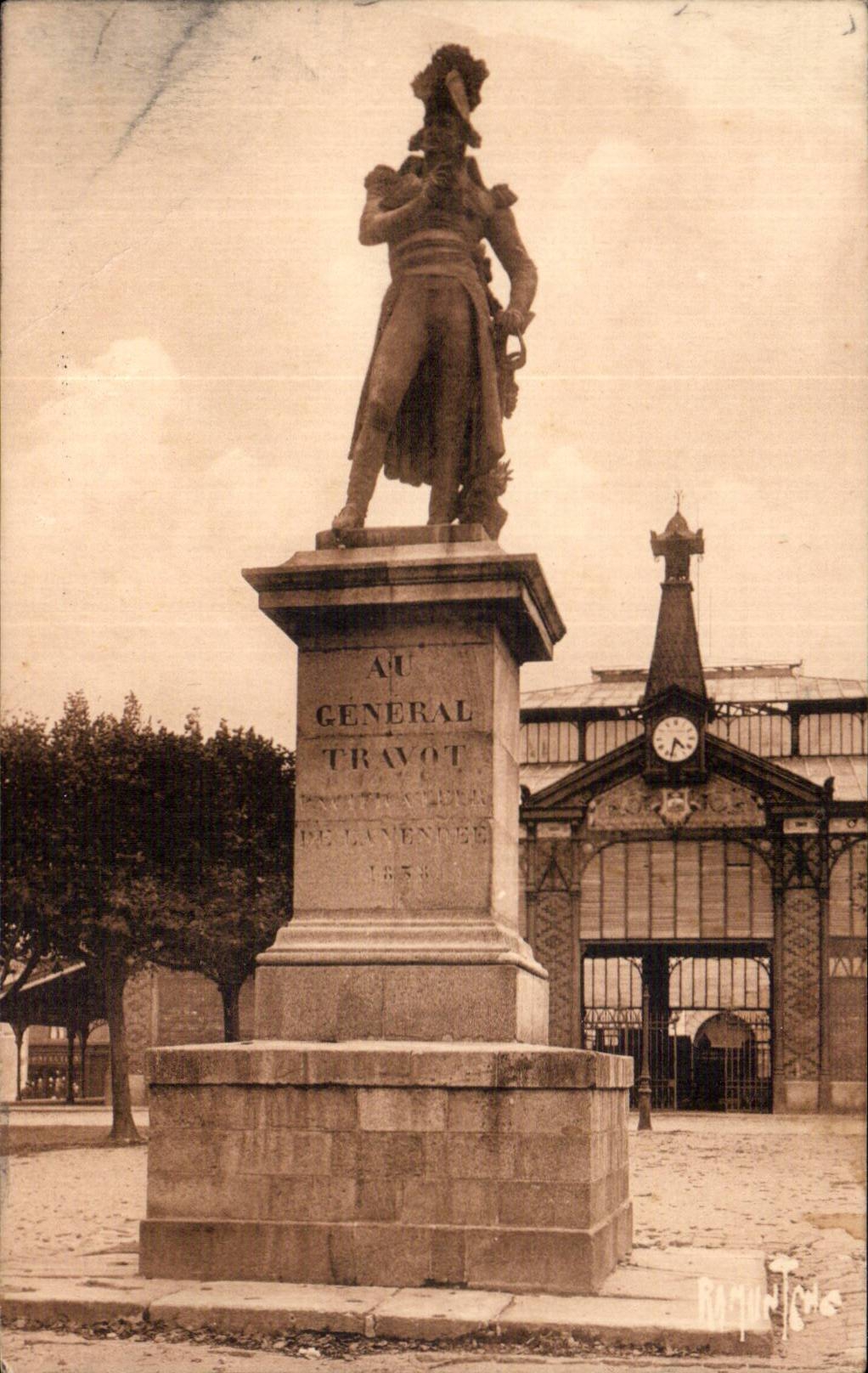 Monument au Général Travot — La Roche-sur-Yon — Éditeur Raymond Bergevin, n° 3022