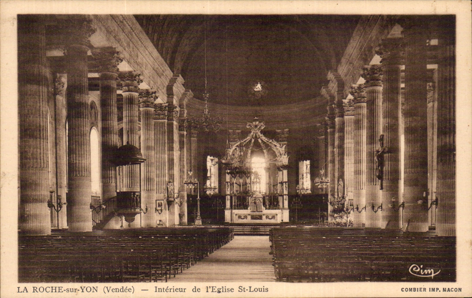 LA ROCHE-sur-YON (Vendée) — Intérieur de l'Église St-Louis — Combier Imp. Macon
