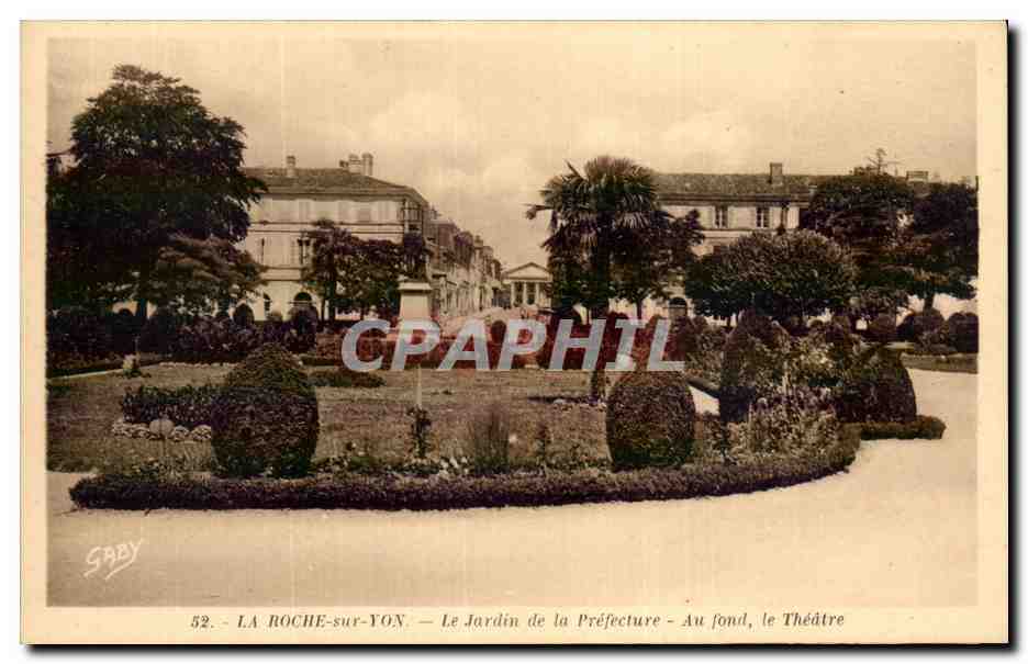 CPA La Roche sur Yon Le jardin de la Prefecture Au fond le theatre