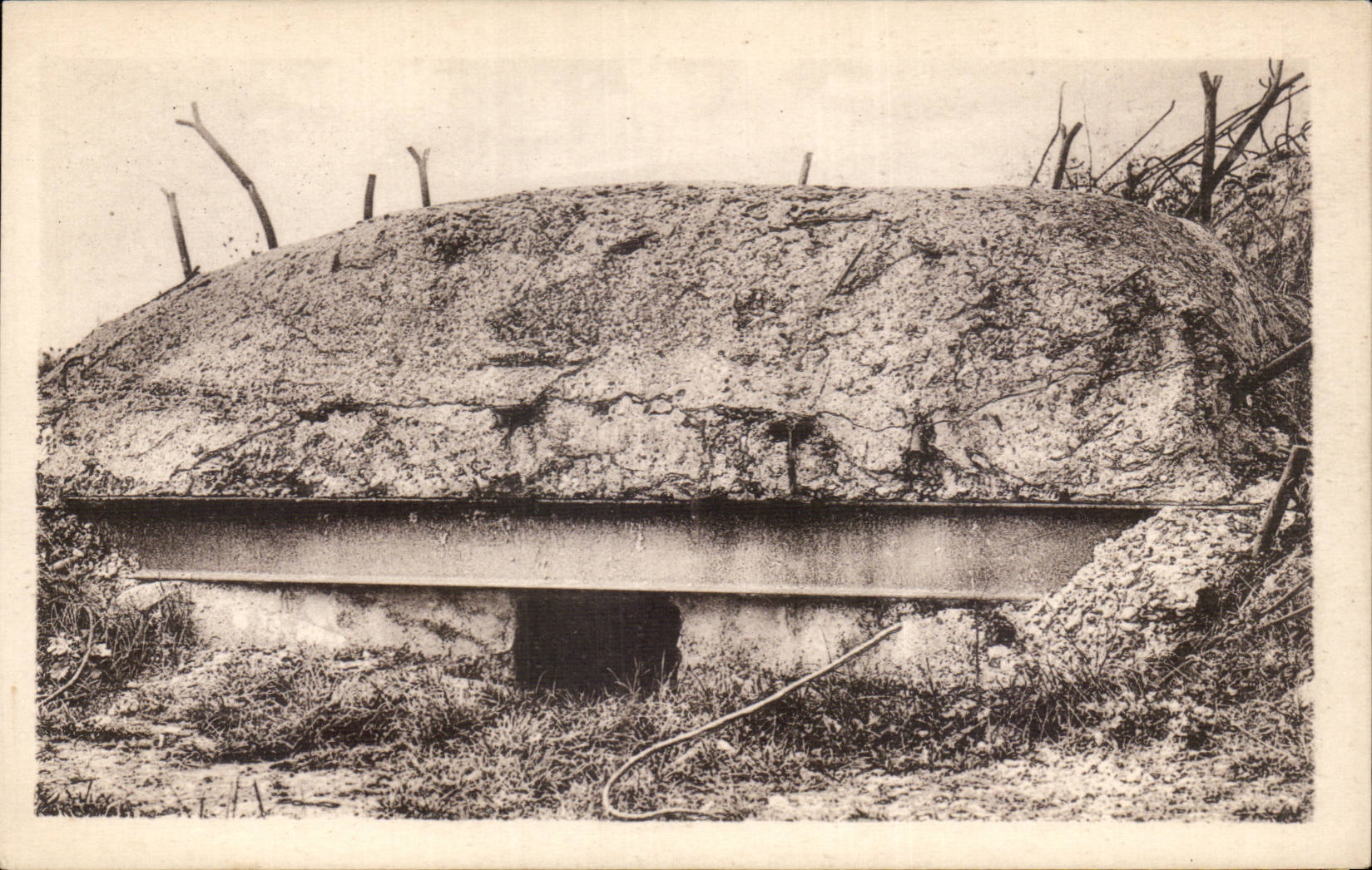 Fort de Vaux — Abri bétonné pour mitrailleuse flanquant la pente Est du fort, face au village de Damloup