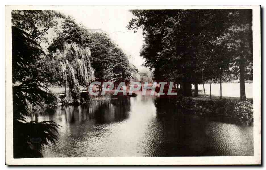Paysage de lac bordé d'arbres — Pensionnat St-Gabriel, St-Laurent-sur-Sèvre (Vendée)