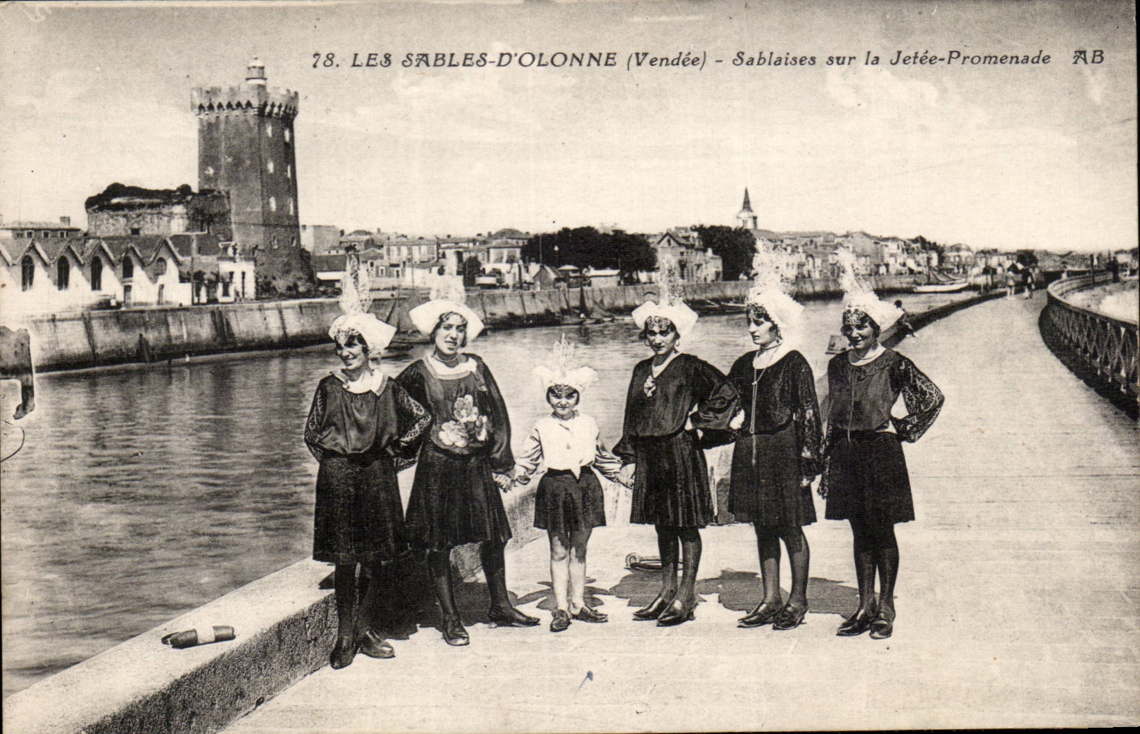 Les Sables-d'Olonne (Vendée) - Sablaises sur la Jetée-Promenade — AB