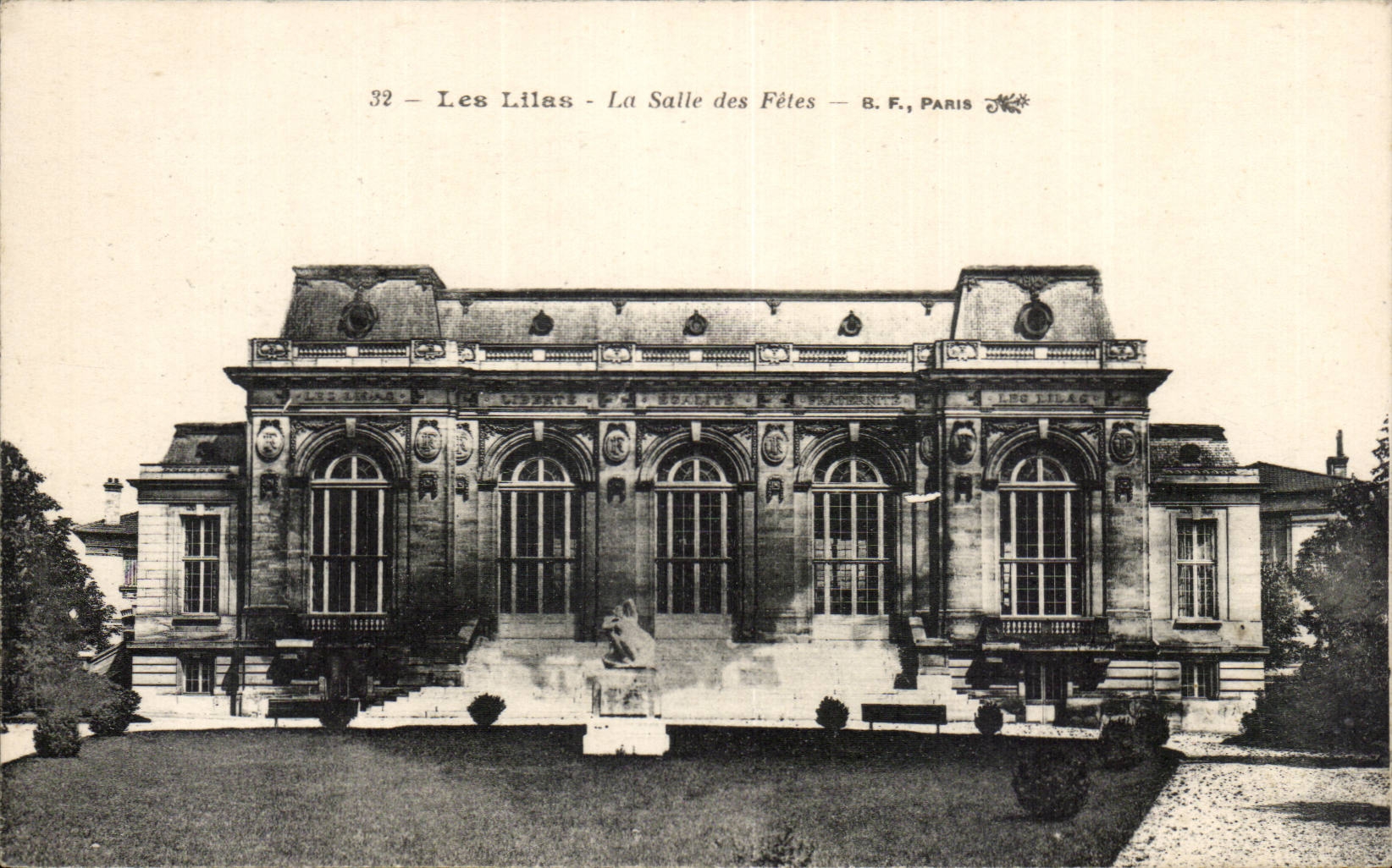 CPA Les Lilas La salle des fetes