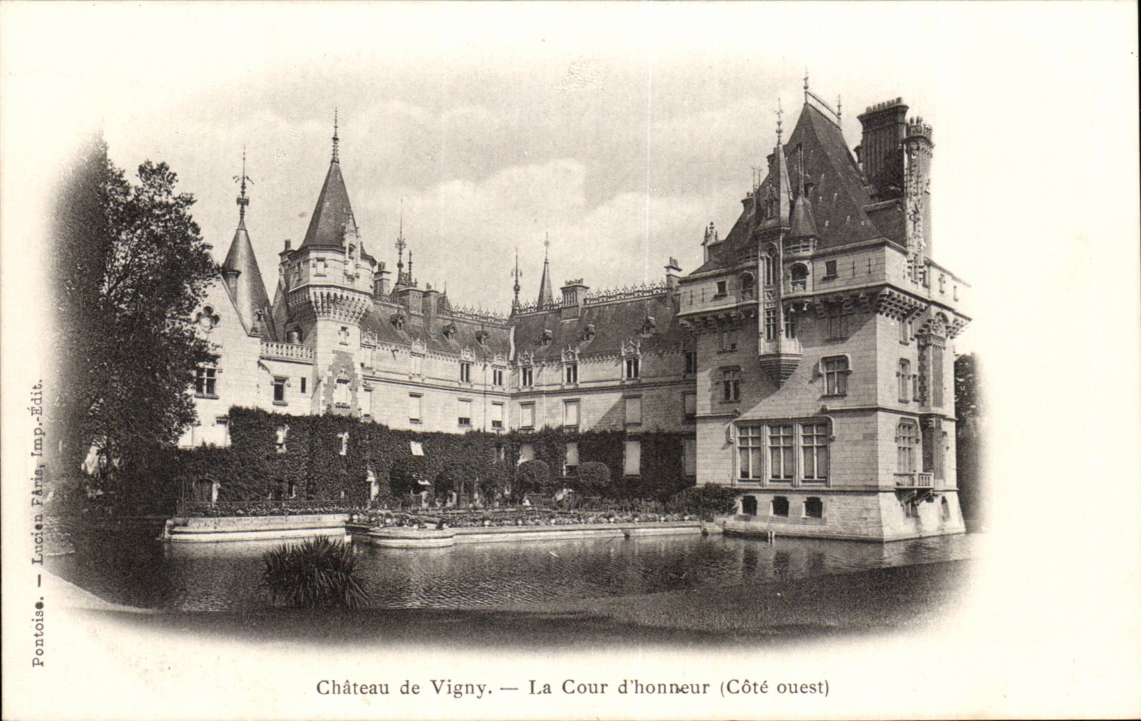 CPA Chateau de Vigny La cour d'honneur ( Cote Ouest ) 
