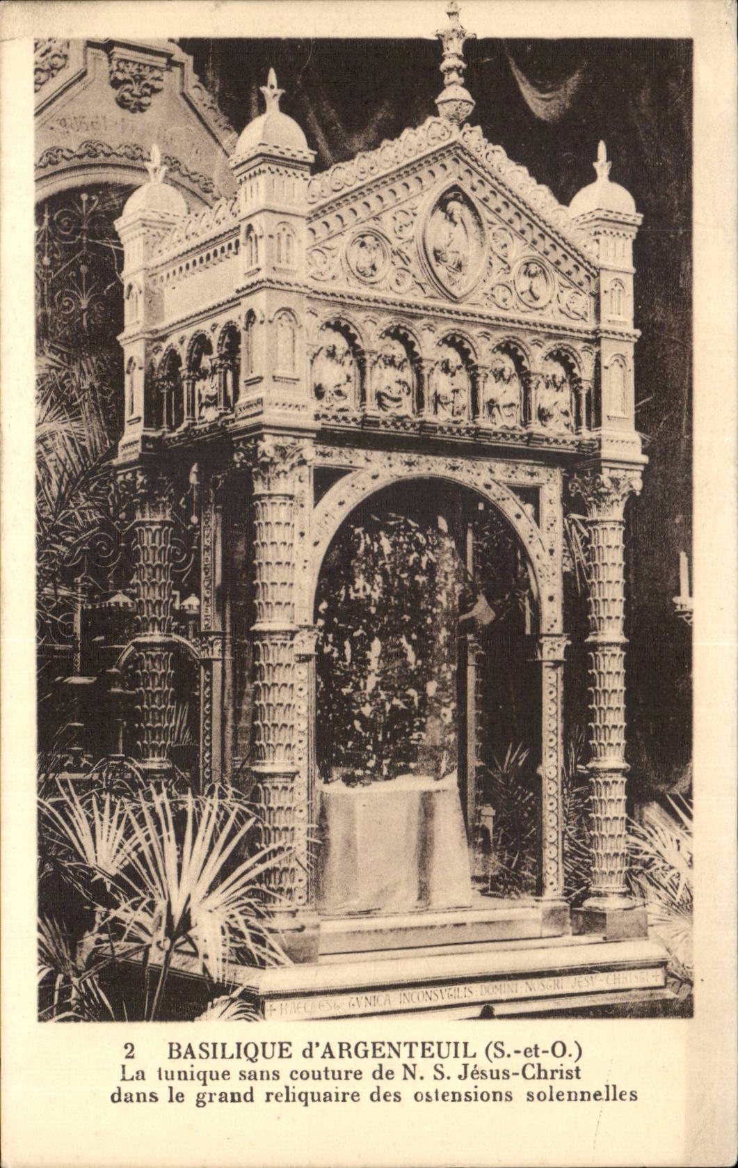 CPA Basilique d'Argenteuil La tunique sans couture de ND Jesus Christ dans le grand reliquaire des ostensions solenelles