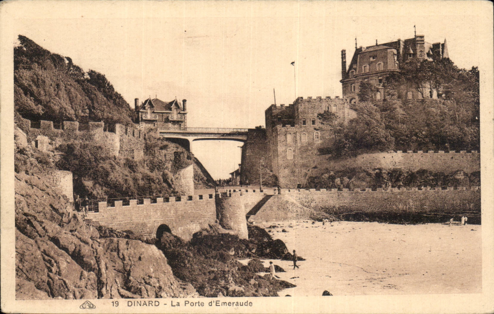 Dinard - La Porte d'Emeraude — vue de la porte et du château sur la côte — éditeur CPAPHIL, n° 19