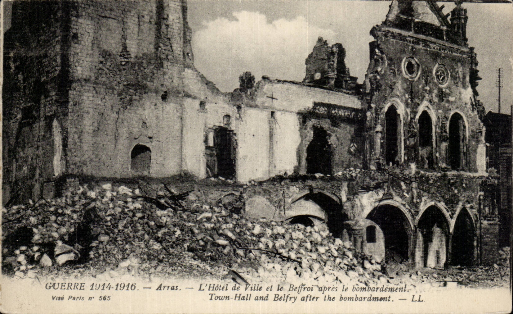 CPA Arras Hotel de ville et le beffroi apres la bombardement