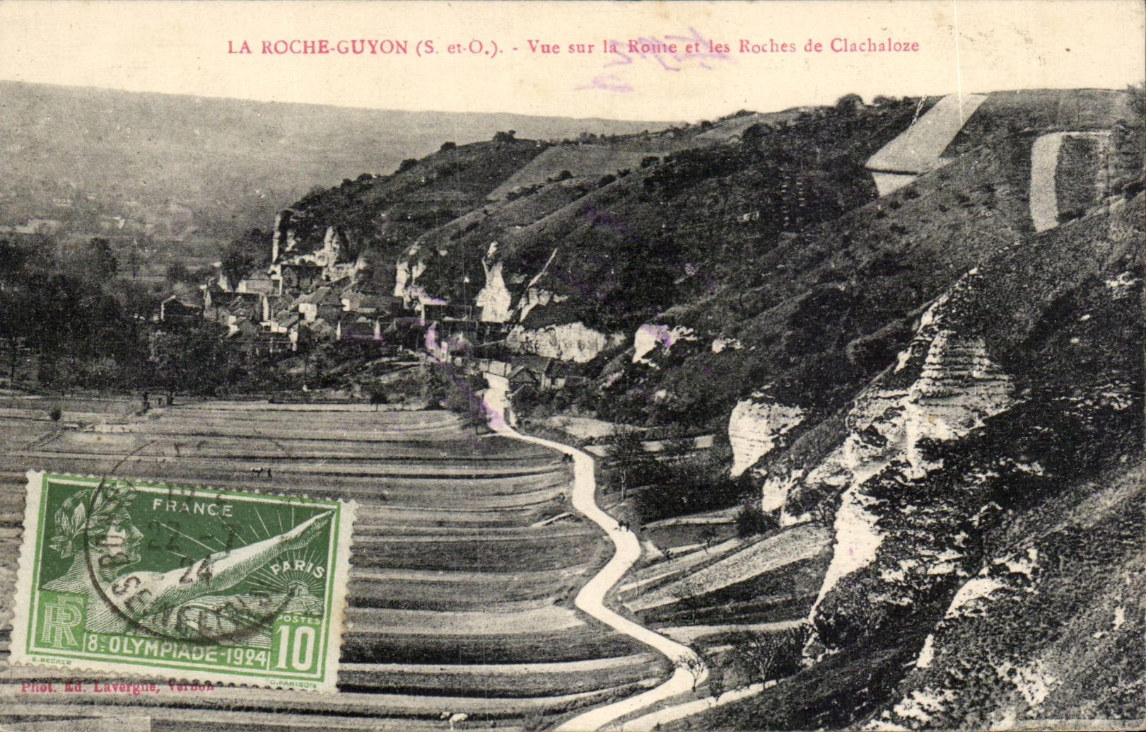 CPA La Roche Guyon Vue sur la route et les roches de Clachaloze
