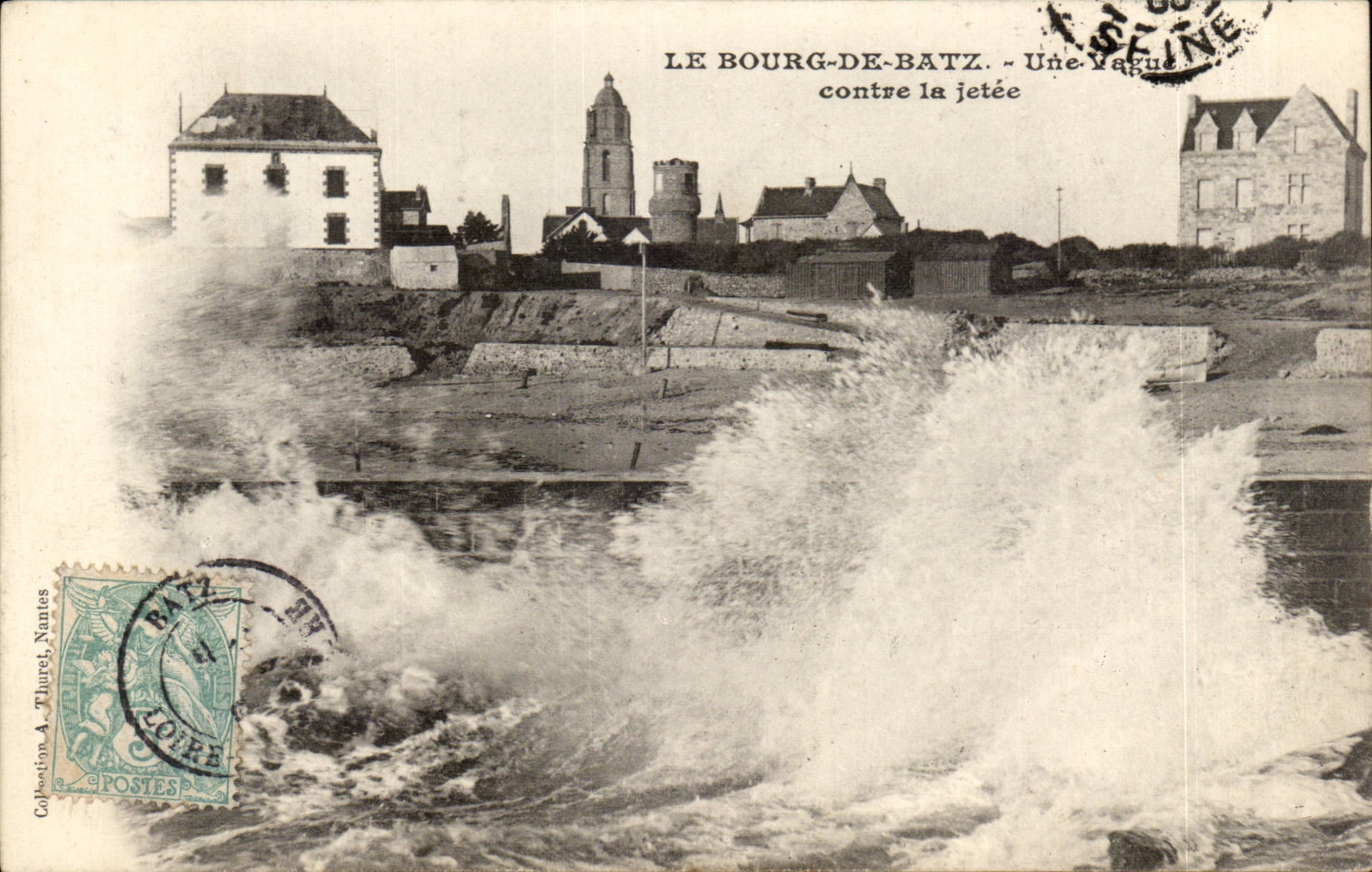 Le Bourg en Batz CPA Une vague contre la jetee