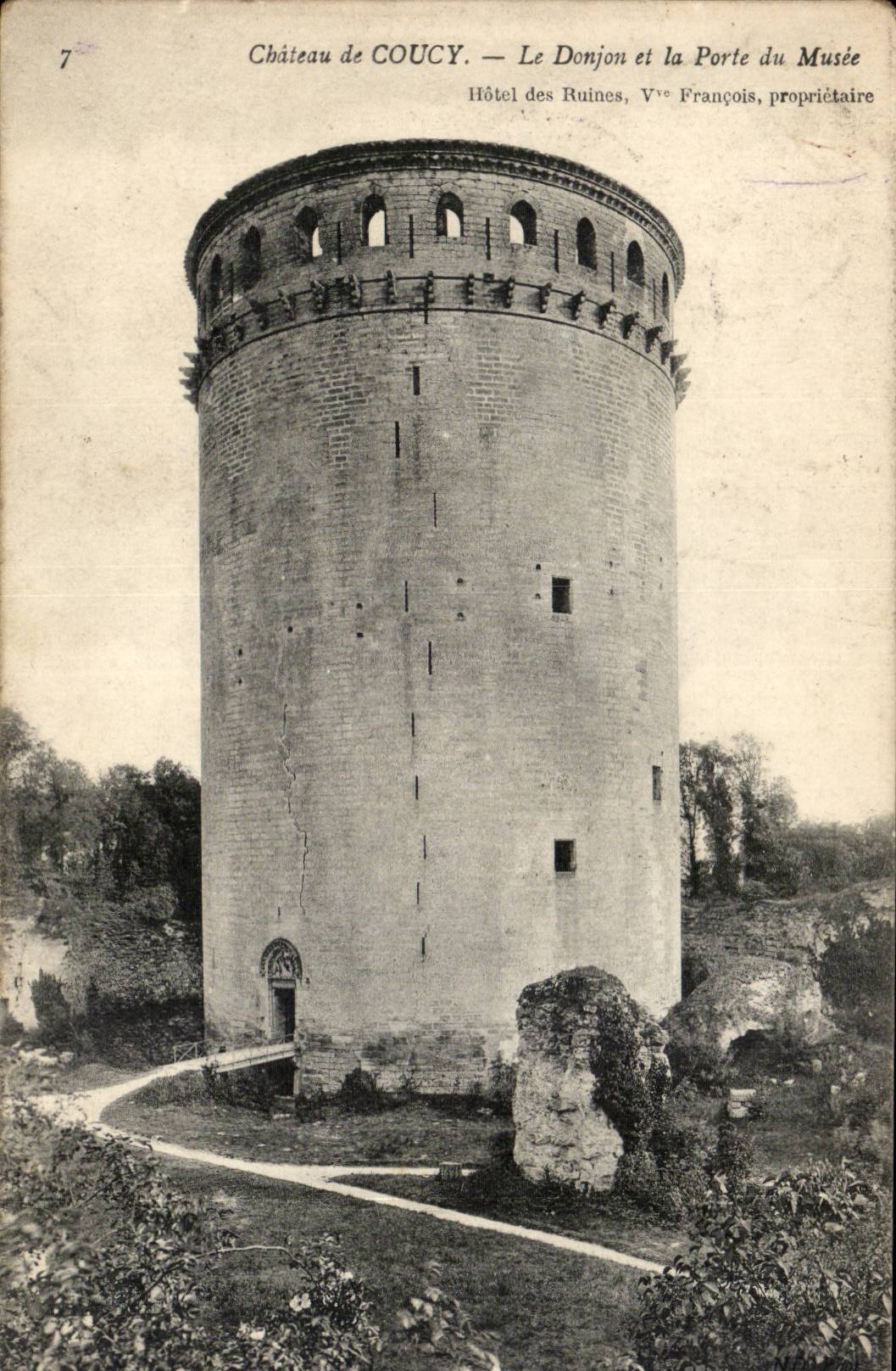 CPA Chateau de Coucy Le donjon et la porte du musee
